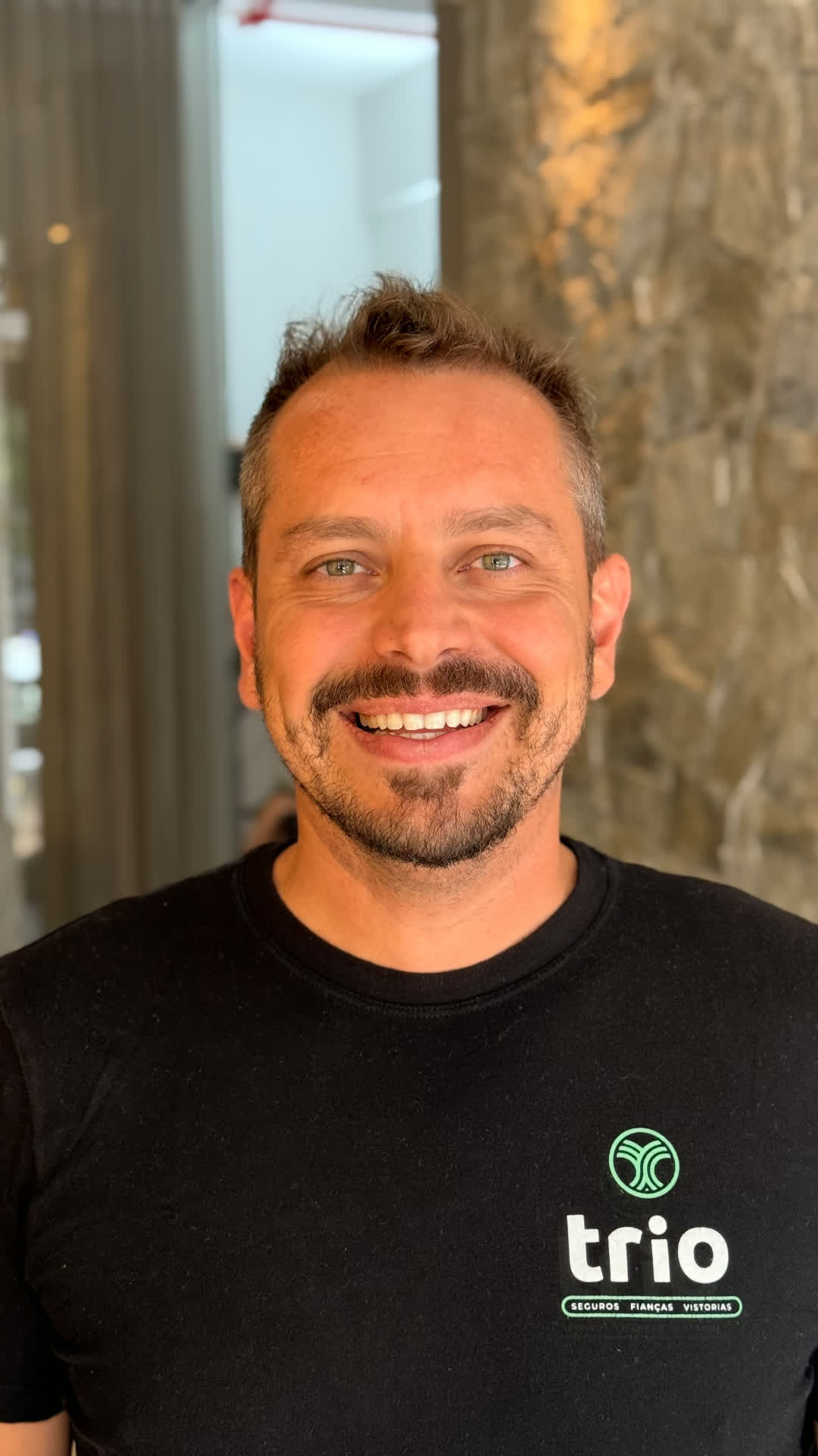 Jorge, da equipe Trio, em retrato institucional sorrindo com camiseta Trio.